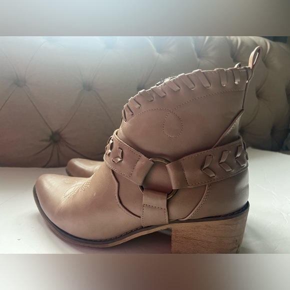 Altar’d State Woman’s Bootie’s Size 9 - Picture 2 of 7